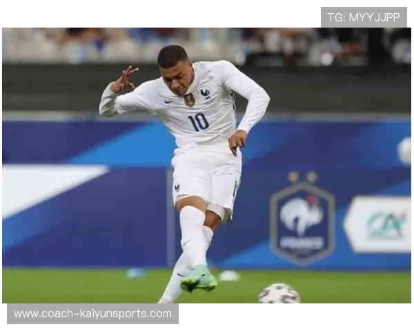 足球球星穿西装背双肩包潮流新风尚展现个人魅力与时尚态度